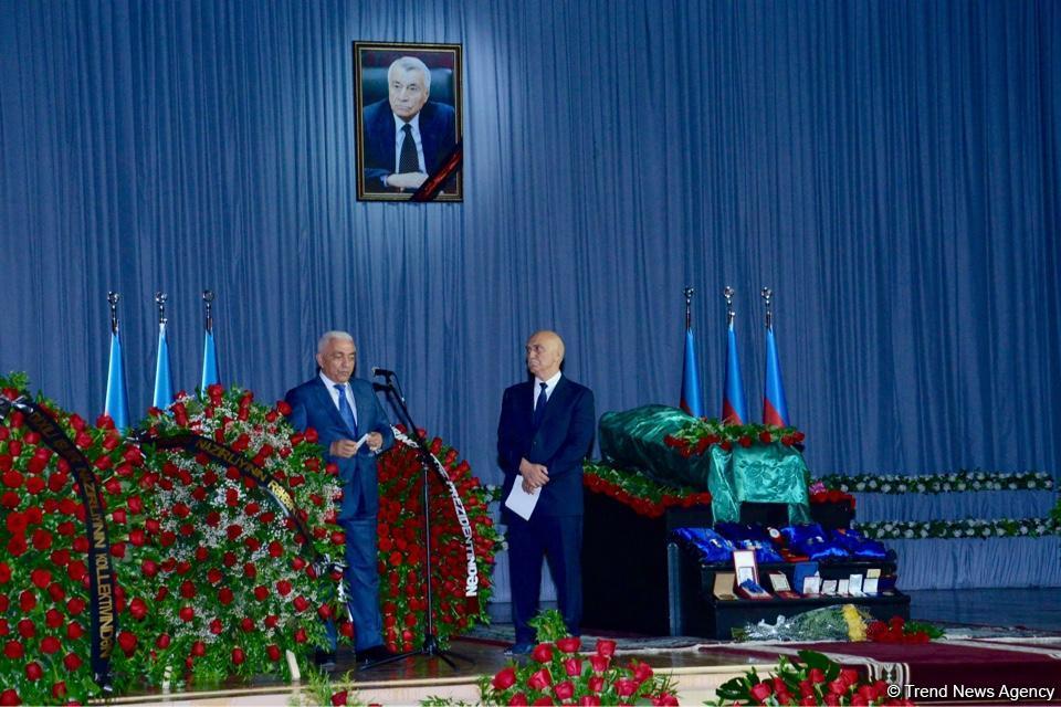 Министр энергетики Азербайджана Натиг Алиев похоронен в Аллее почетного захоронения