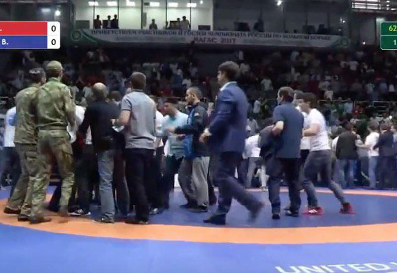 На чемпионате России по вольной борьбе болельщики устроили массовую драку