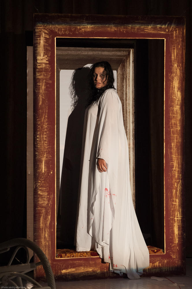 В Баку прошла премьера моноспектакля “İnsan səsi”