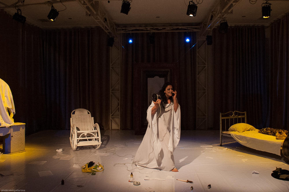 В Баку прошла премьера моноспектакля “İnsan səsi”