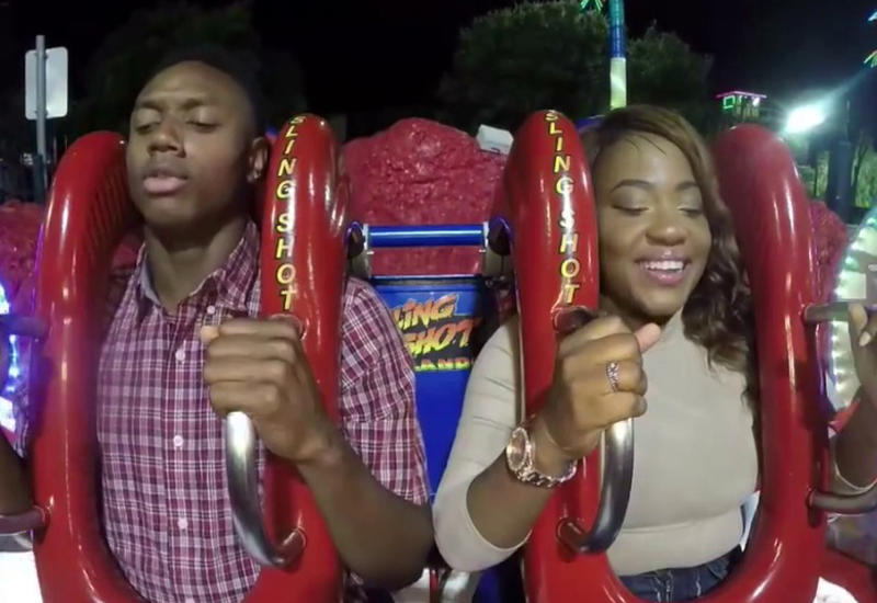 Работник аттракциона жестоко разыграл пару перед стартом, соврав о незатянутых ремнях безопасности