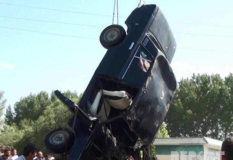 В Агджабеди автомобиль влетел в водный канал, есть пострадавший