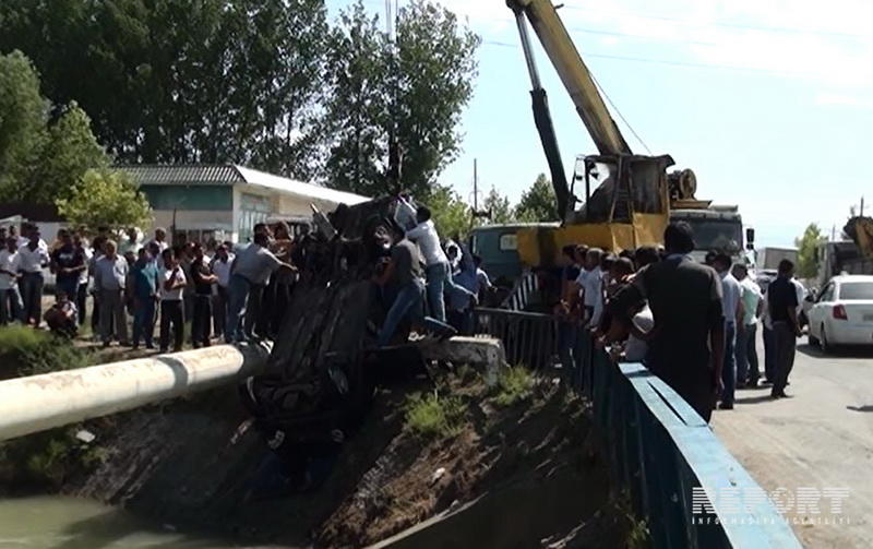 В Агджабеди автомобиль влетел в водный канал, есть пострадавший