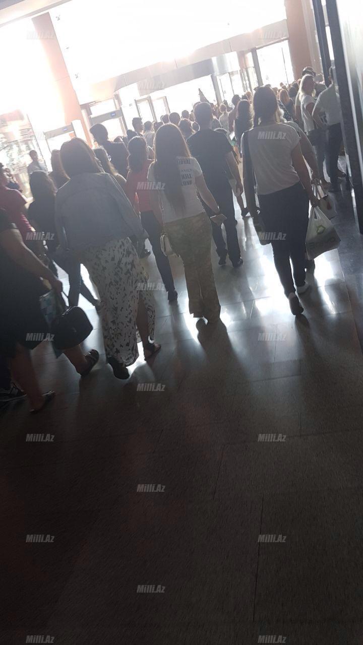 В одном из крупных торговых центров Баку неожиданно погас свет