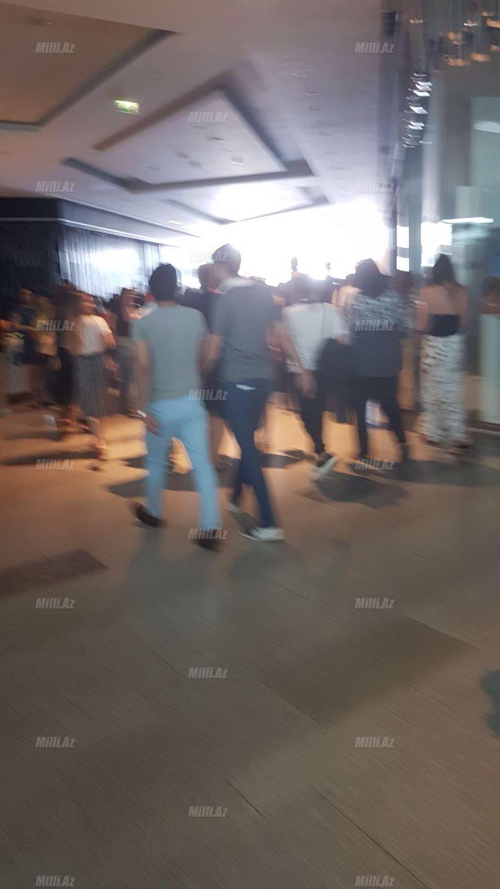 В одном из крупных торговых центров Баку неожиданно погас свет
