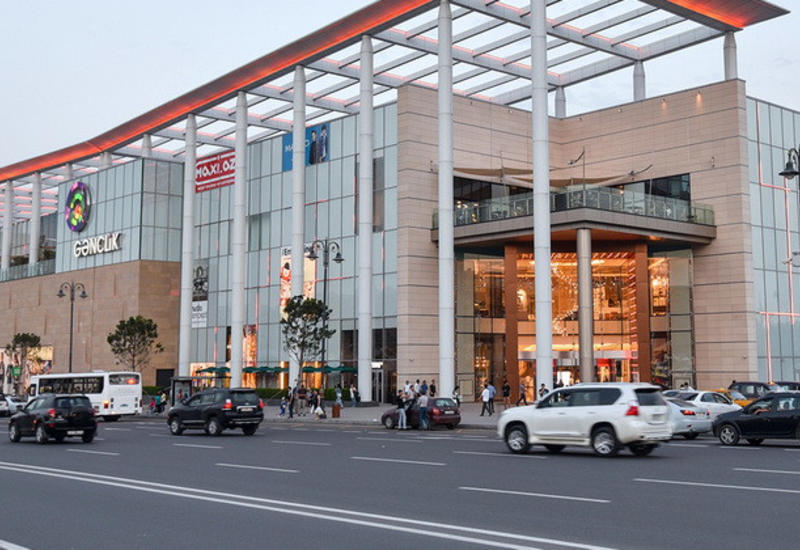 Vətəndaşlar "Gənclik Mall"dan təxliyə edilir