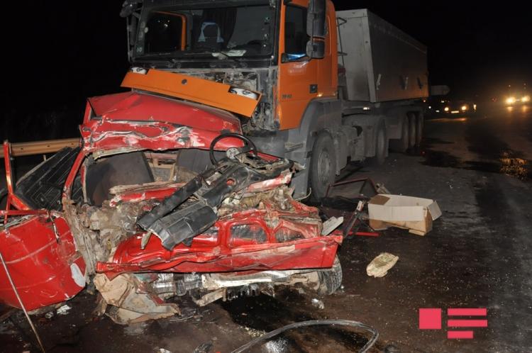 В жутком ДТП в Сабирабаде погибли отец и сын