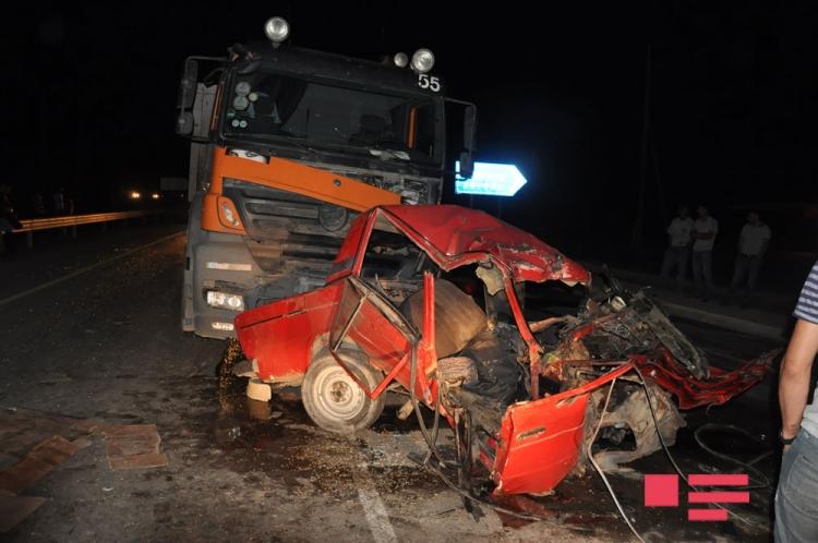 В жутком ДТП в Сабирабаде погибли отец и сын