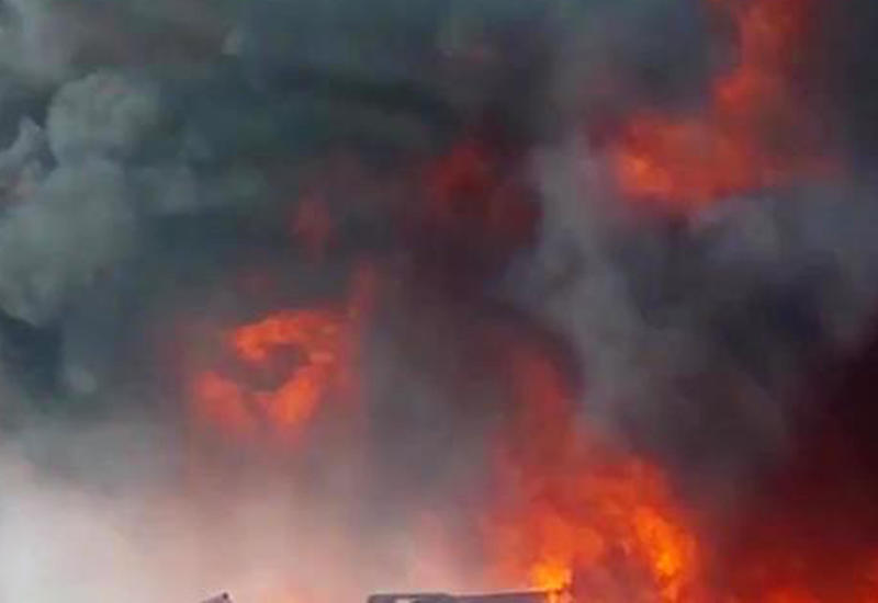 Фура за секунду превратилась в огромный огненный шар на оживлённом шоссе