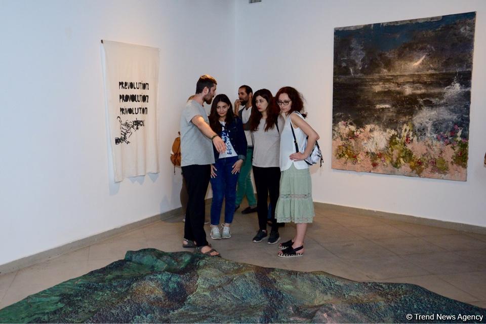 В Yay Gallery открылась выставка "Между морем и горами"