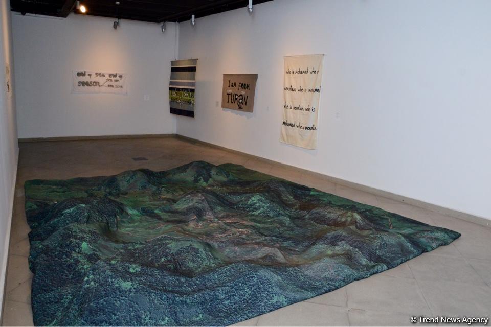 В Yay Gallery открылась выставка "Между морем и горами"