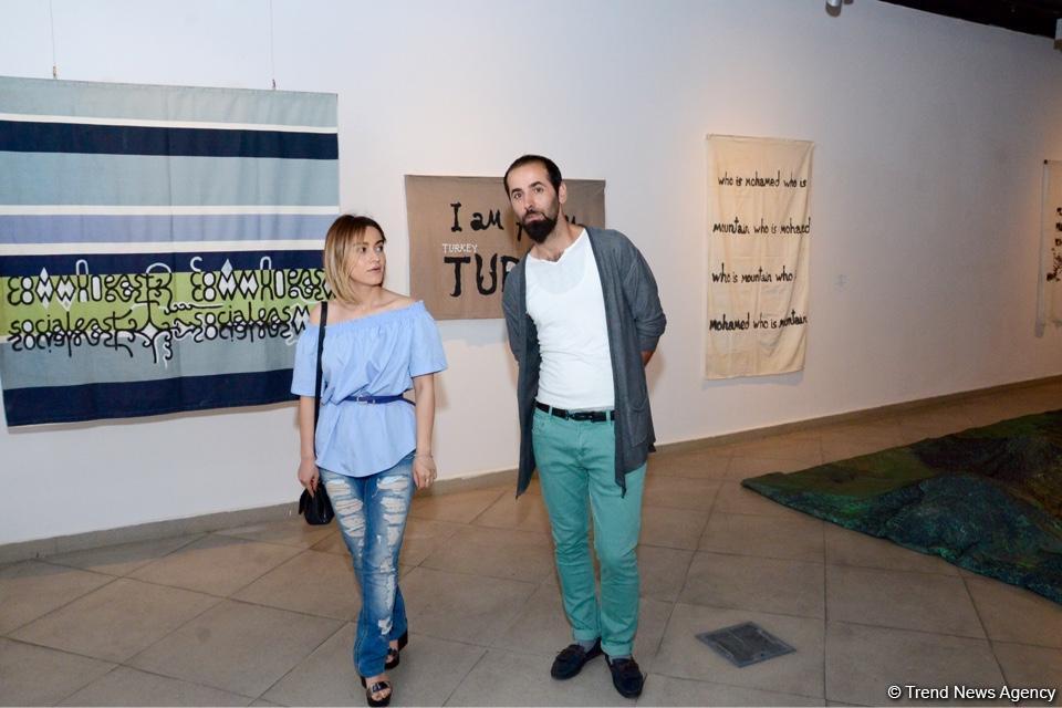 В Yay Gallery открылась выставка "Между морем и горами"