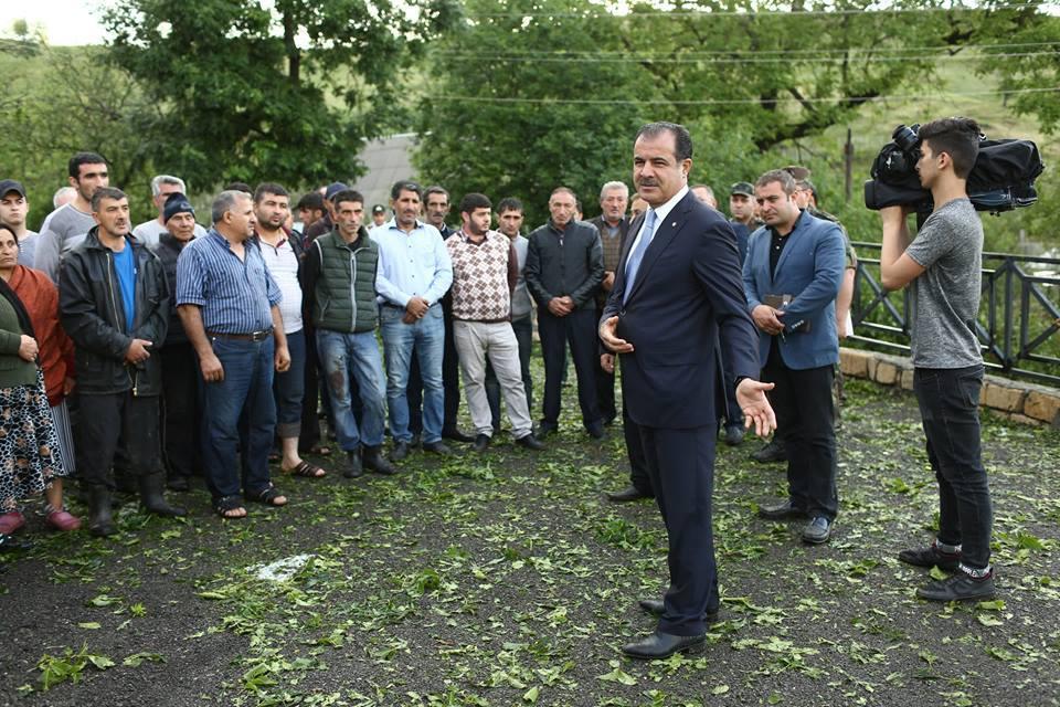 Выпавший в Гяндже град нанес серьезный ущерб почти 130 домам