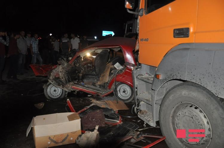 В жутком ДТП в Сабирабаде погибли отец и сын