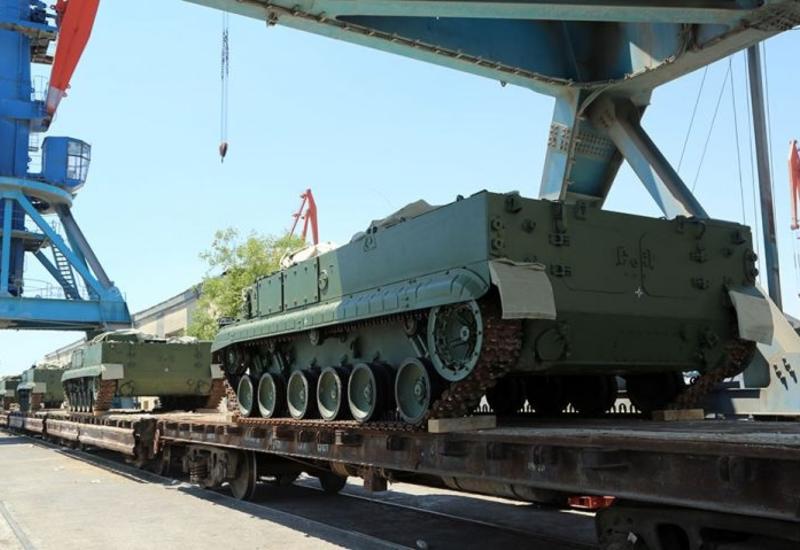 Азербайджан перебросит российскую бронетехнику на фронт