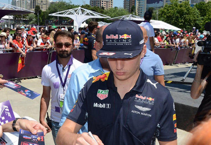 "Formula 1" pilotları Bakıda avtoqraf payladılar