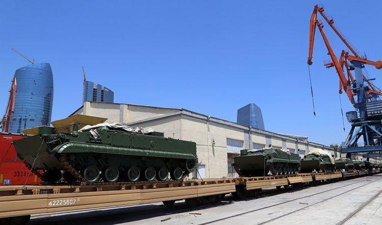 Азербайджан перебросит российскую бронетехнику на фронт