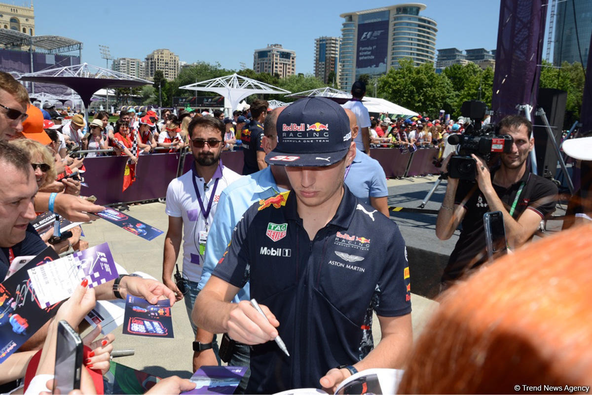 "Formula 1" pilotları Bakıda avtoqraf payladılar