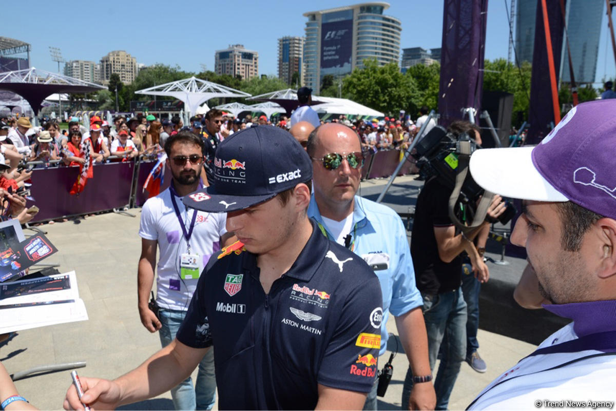 "Formula 1" pilotları Bakıda avtoqraf payladılar