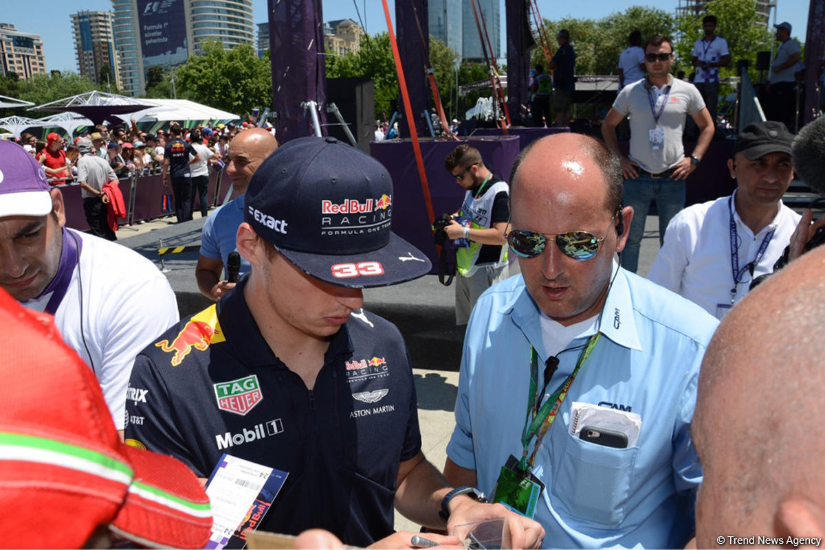 "Formula 1" pilotları Bakıda avtoqraf payladılar