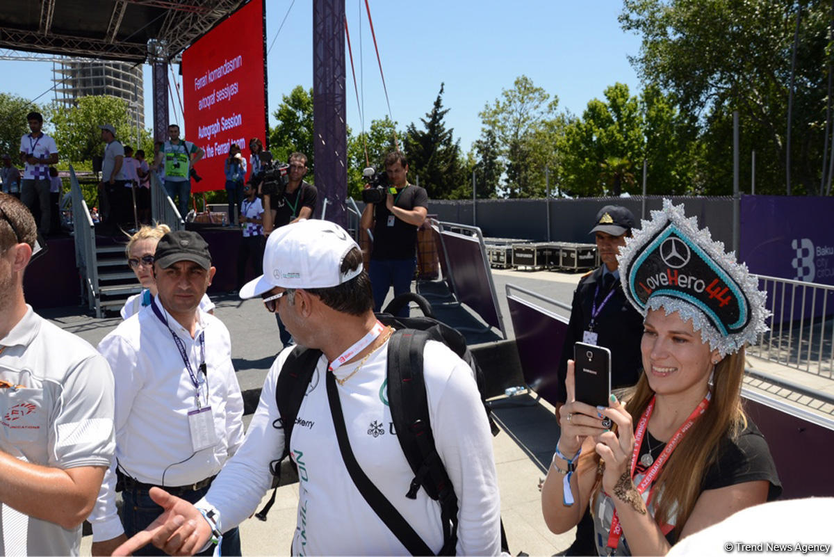 "Formula 1" pilotları Bakıda avtoqraf payladılar