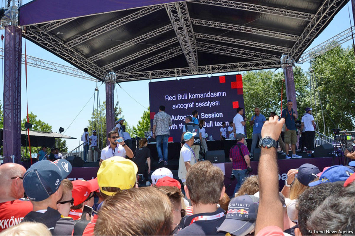 "Formula 1" pilotları Bakıda avtoqraf payladılar