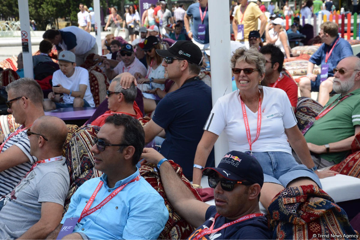 "Formula 1" pilotları Bakıda avtoqraf payladılar