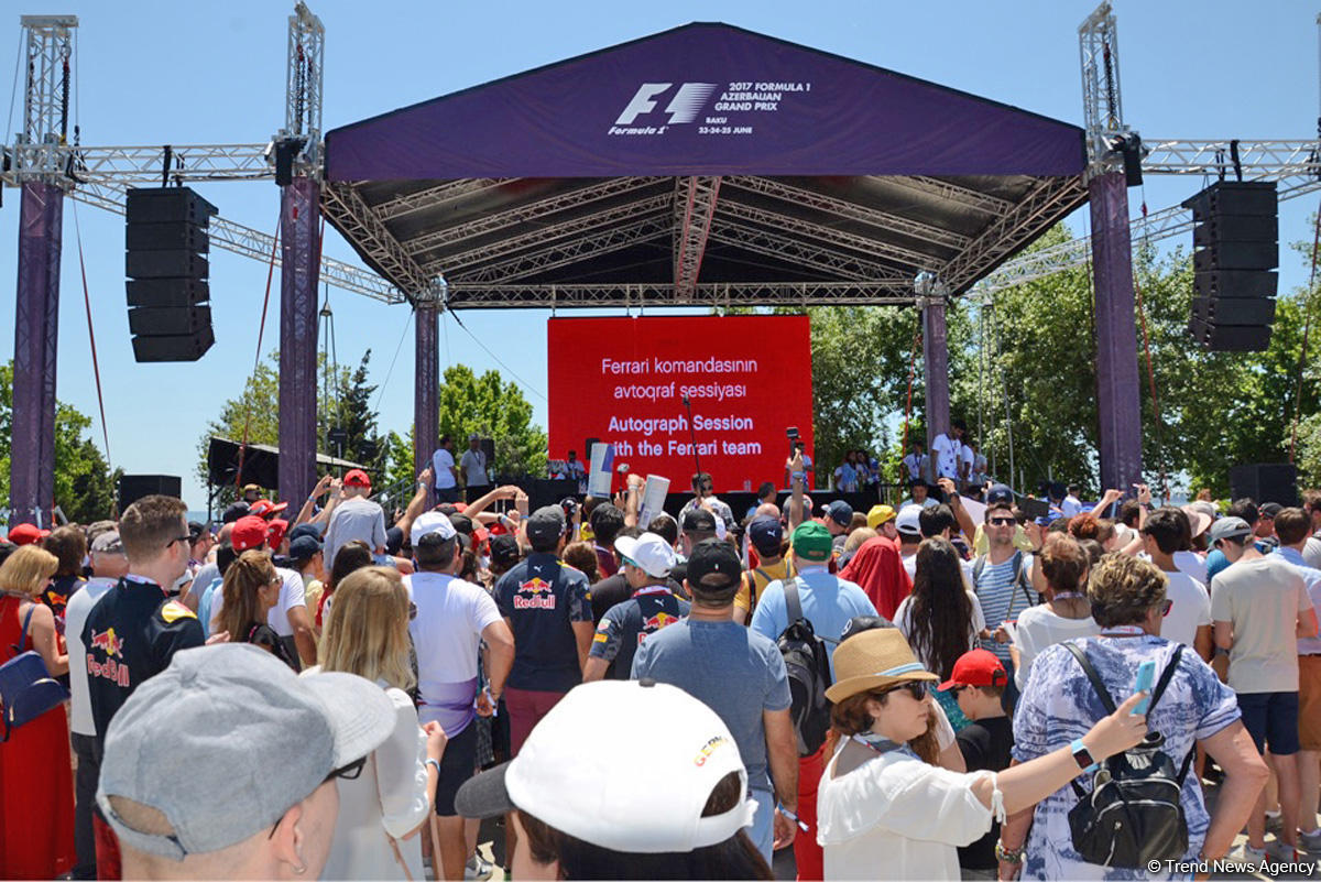 "Formula 1" pilotları Bakıda avtoqraf payladılar