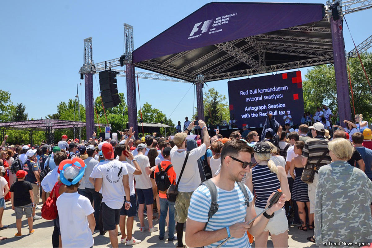 "Formula 1" pilotları Bakıda avtoqraf payladılar