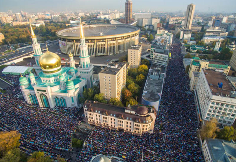 В Москве тысячи мусульман совершили молитву по случаю Ураза-байрама