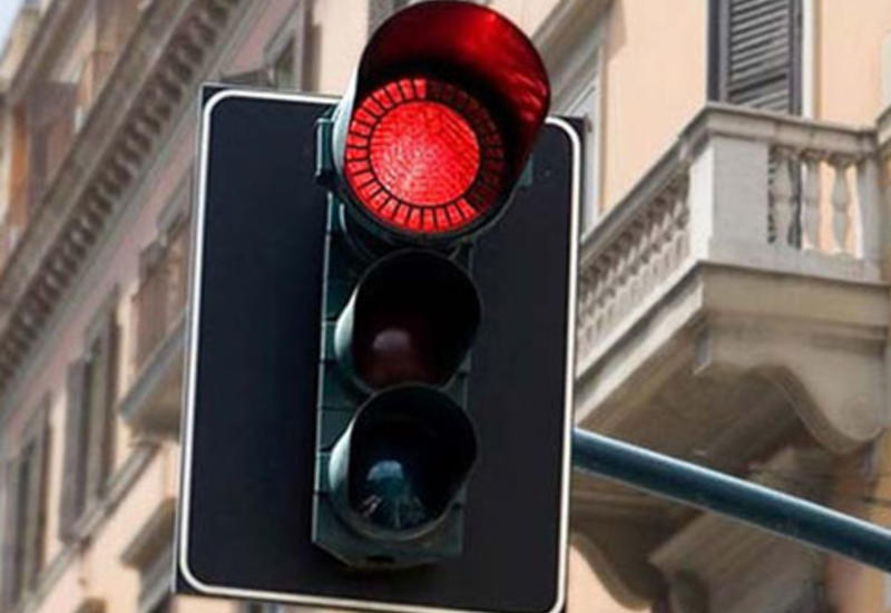 Təcili yardıma yol vermək istəyərkən qırmızı işığı keçmək olarmı?