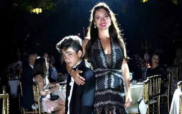 Mübariz Mənsimov ailəsi ilə bacısı oğlunun toyunda