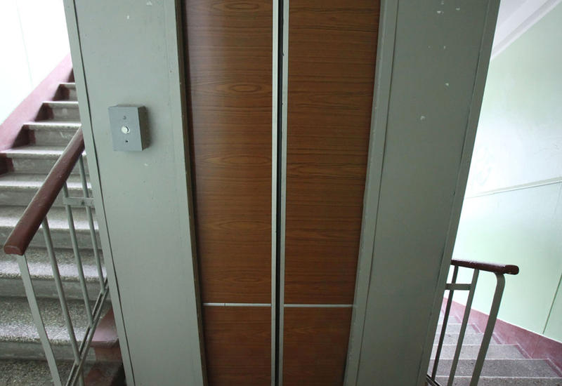 Пенсионер пытался дойти до больницы, но умер на лестнице из-за неисправного лифта