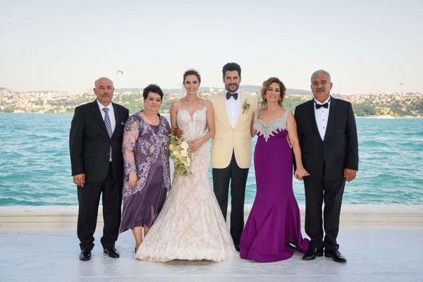 Fahriye toyunda 3 gəlinlik geyindi