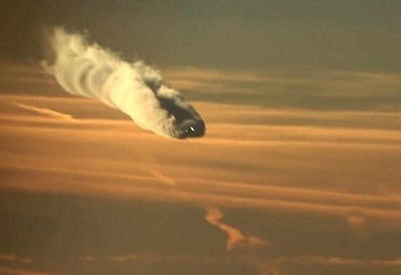 Удивительные кадры: Boeing 787 оставляет в небе гигантский инверсионный след