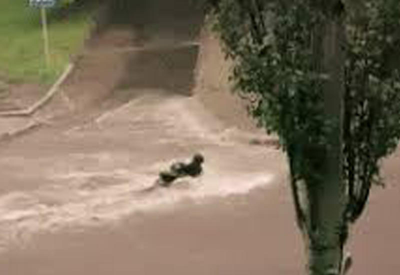 Житель Донецка снял на камеры, как женщину уносит потоком ливня