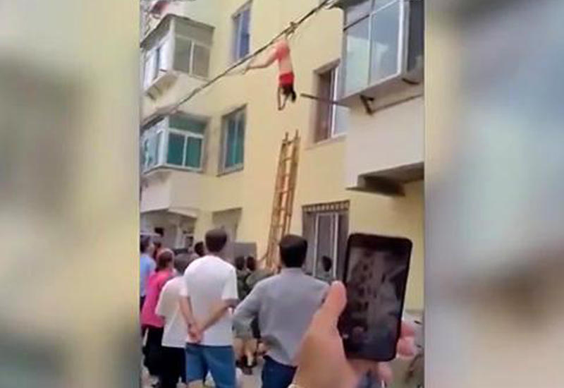 Выпавшая из окна женщина чудом выжила, повиснув на проводах