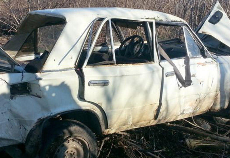 В Загатале "шестерка" врезалась в дерево, двое погибших