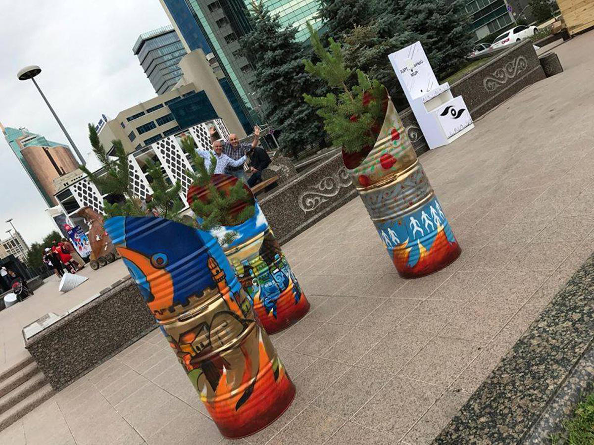 Креативные бочки из Азербайджана удивили гостей фестиваля в Казахстане