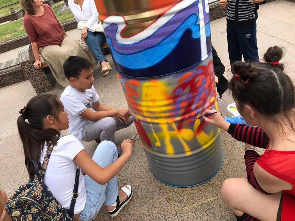 Креативные бочки из Азербайджана удивили гостей фестиваля в Казахстане