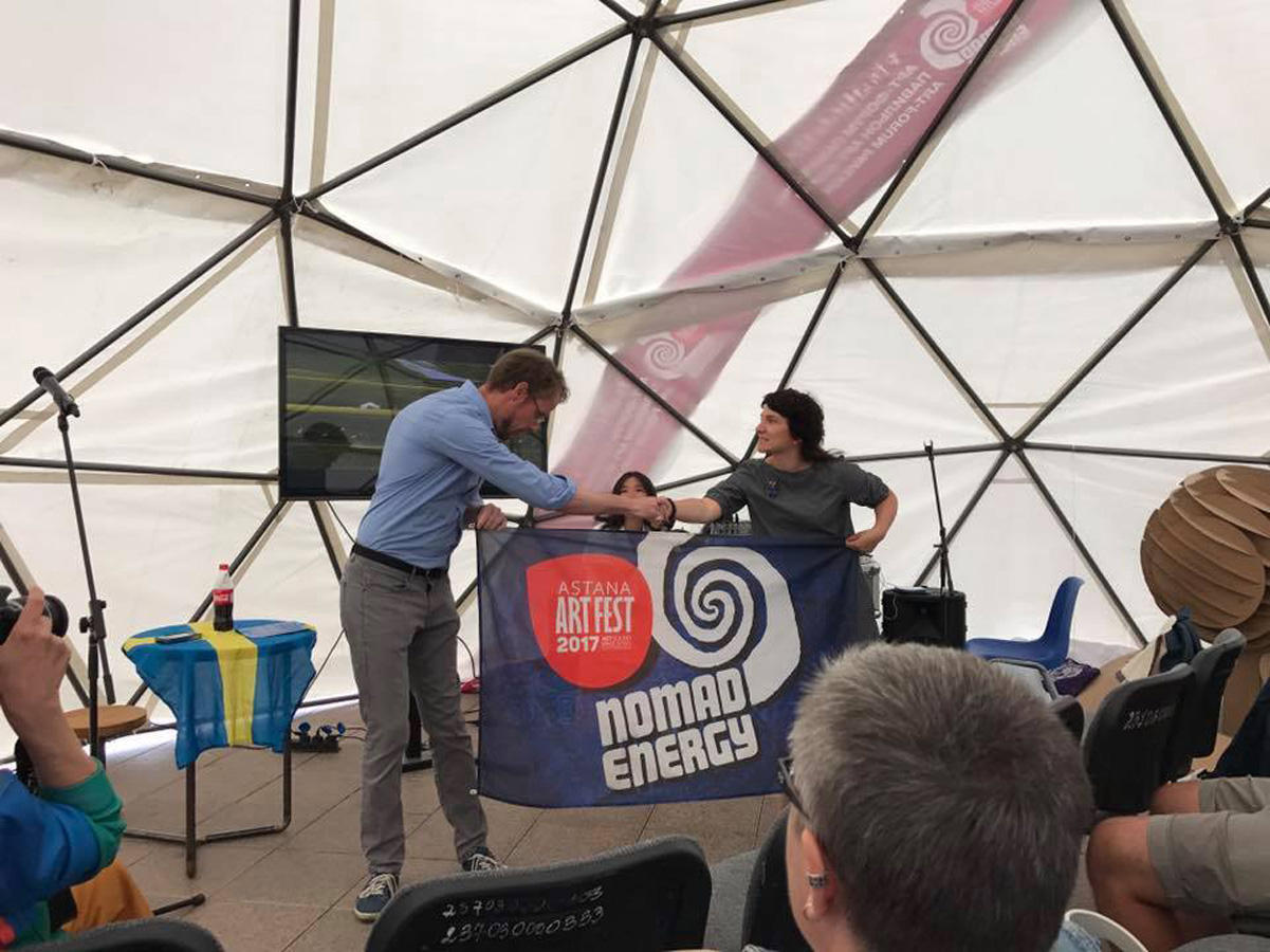 Креативные бочки из Азербайджана удивили гостей фестиваля в Казахстане