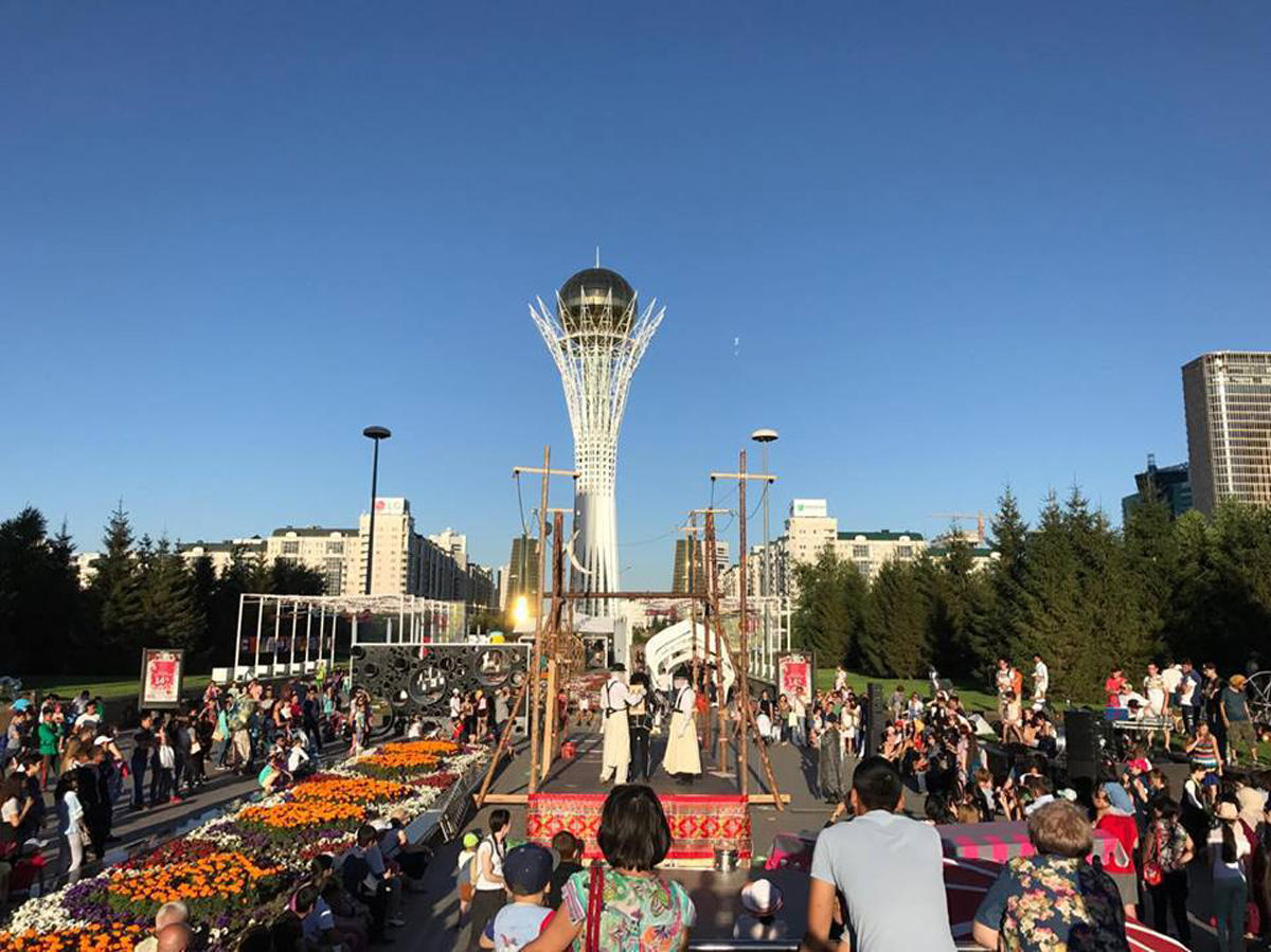 Креативные бочки из Азербайджана удивили гостей фестиваля в Казахстане