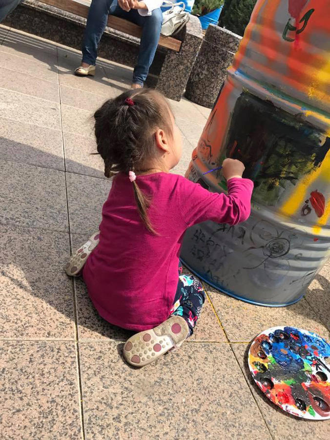 Креативные бочки из Азербайджана удивили гостей фестиваля в Казахстане