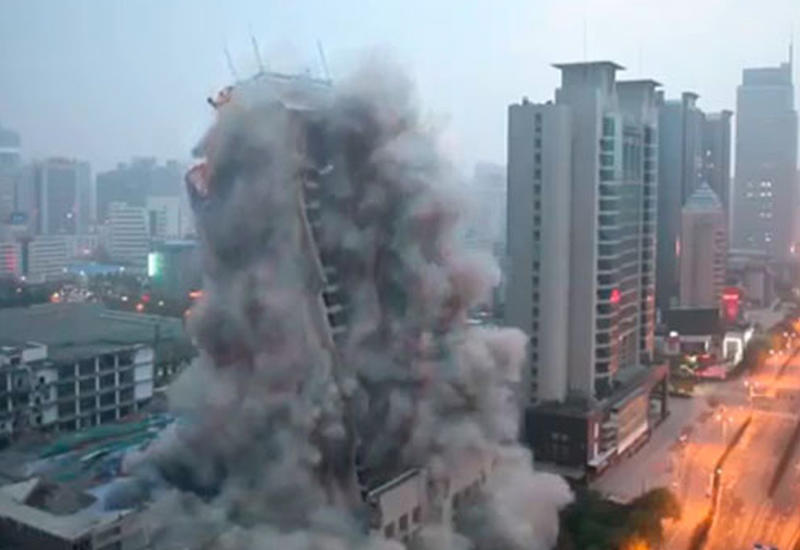 Небоскреб в Китае сложился за секунды как карточный домик