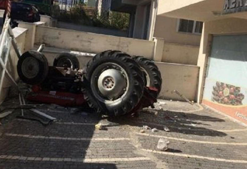 В Турции трактор упал с третьего этажа магазина