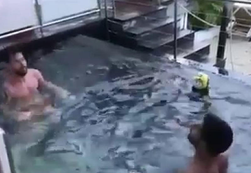 Месси и Суарес показали чудеса футбольной техники в бассейне