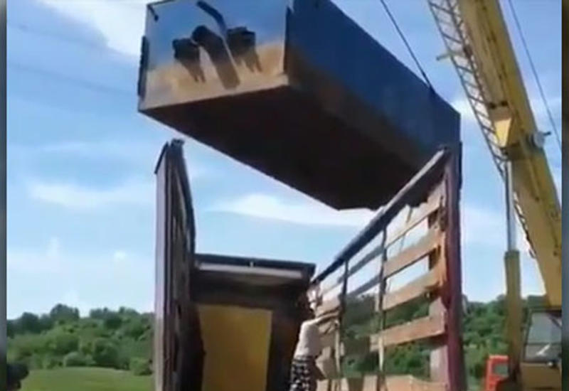 Чан, который хотели погрузить в машину, упал на мужчину