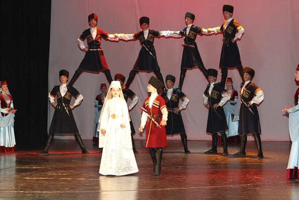 В Баку проходит Международный фестиваль фольклорного танца