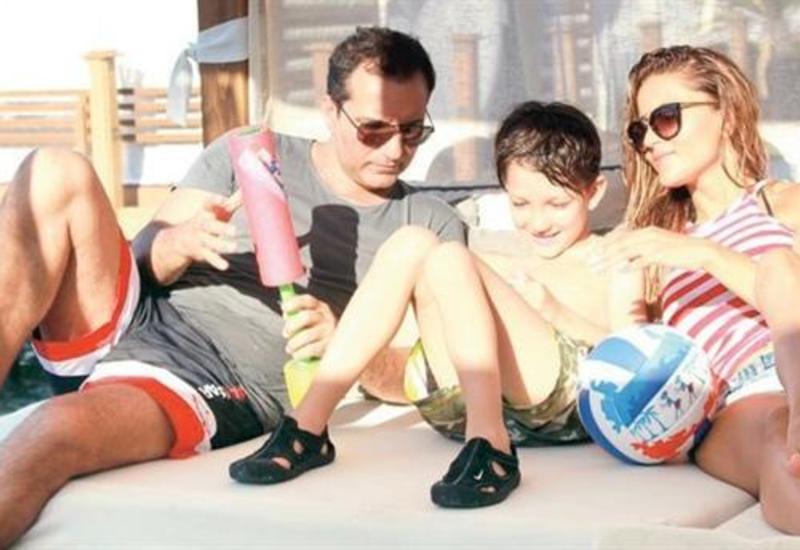 Rafet El Roman oğlunun anası ilə barışdı