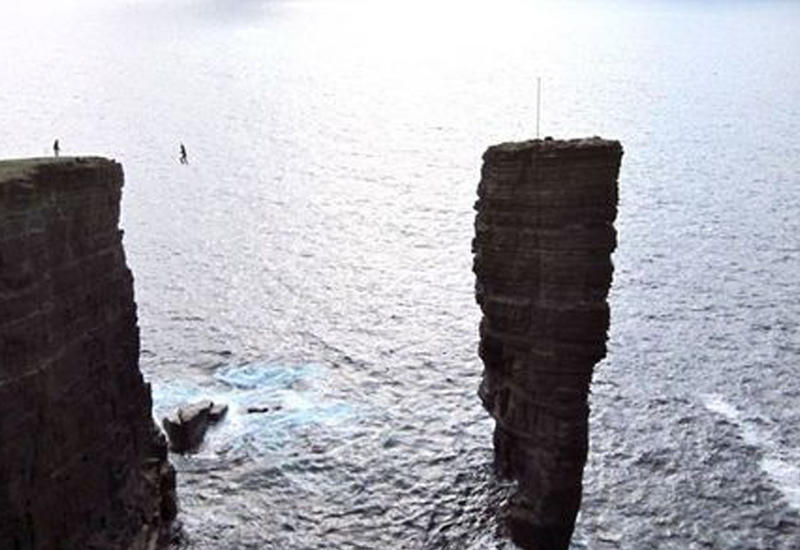 Экстремал прошелся по канату между самой высокой скалой и берегом